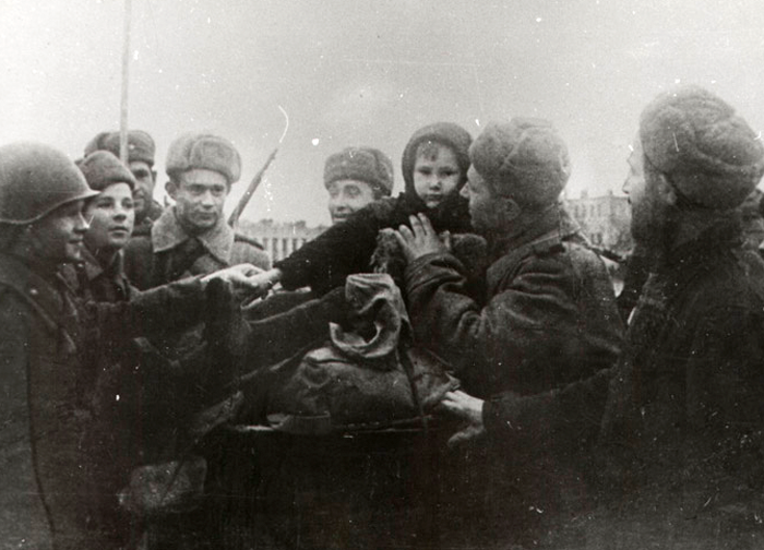 Встреча бойцов 283 Краснознамённой Гомельской стрелковой дивизии с жителями Гомеля. Ноябрь 1943 г.