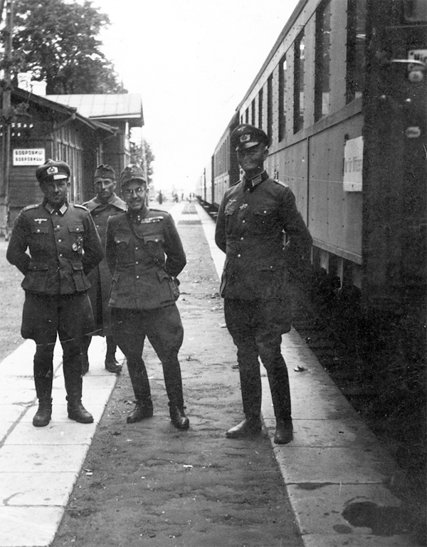 Венгерский офицер с офицерами вермахта у поезда на вокзале оккупированного города Бобровица Черниговской области