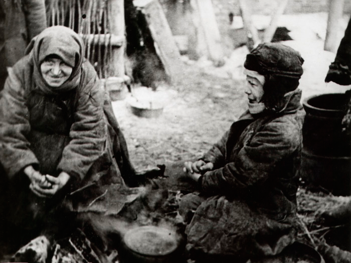 Жители одного из сел Жлобинского района после его освобождения. Гомельская область, 1944 г.