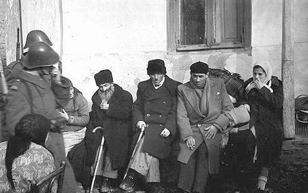 Румынские солдаты и евреи из кишинёвского гетто, готовые к депортации в Транснистрию. 28 октября 1941 г.