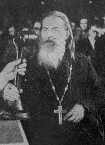 У микрофона свидетель — председатель епархиального совета православной церкви Латвии — Н.А. Македонский.