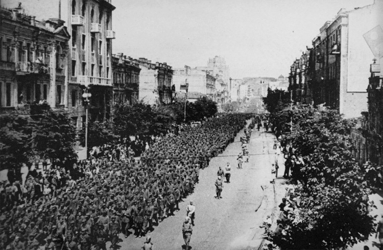 Пленные немцы на Крещатике. Август 1944 года