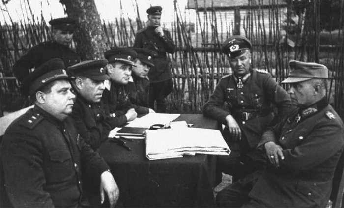 Василевский и Черняховский ведут допрос генералов Гольвинцера и Хиттера