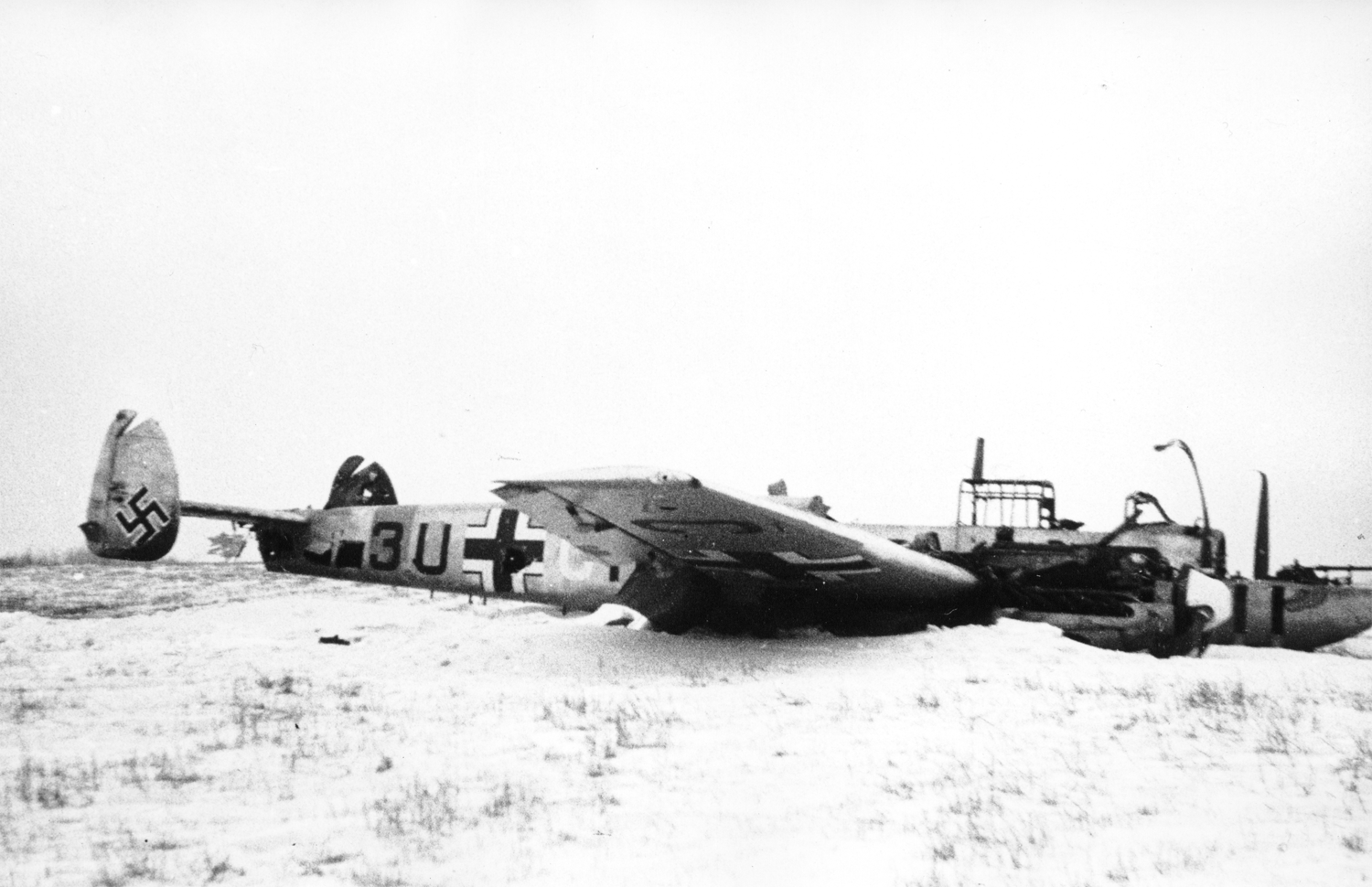 Один из немецких самолетов – тяжелый истребитель Bf 110, сбитый зенитным огнем за линией фронта