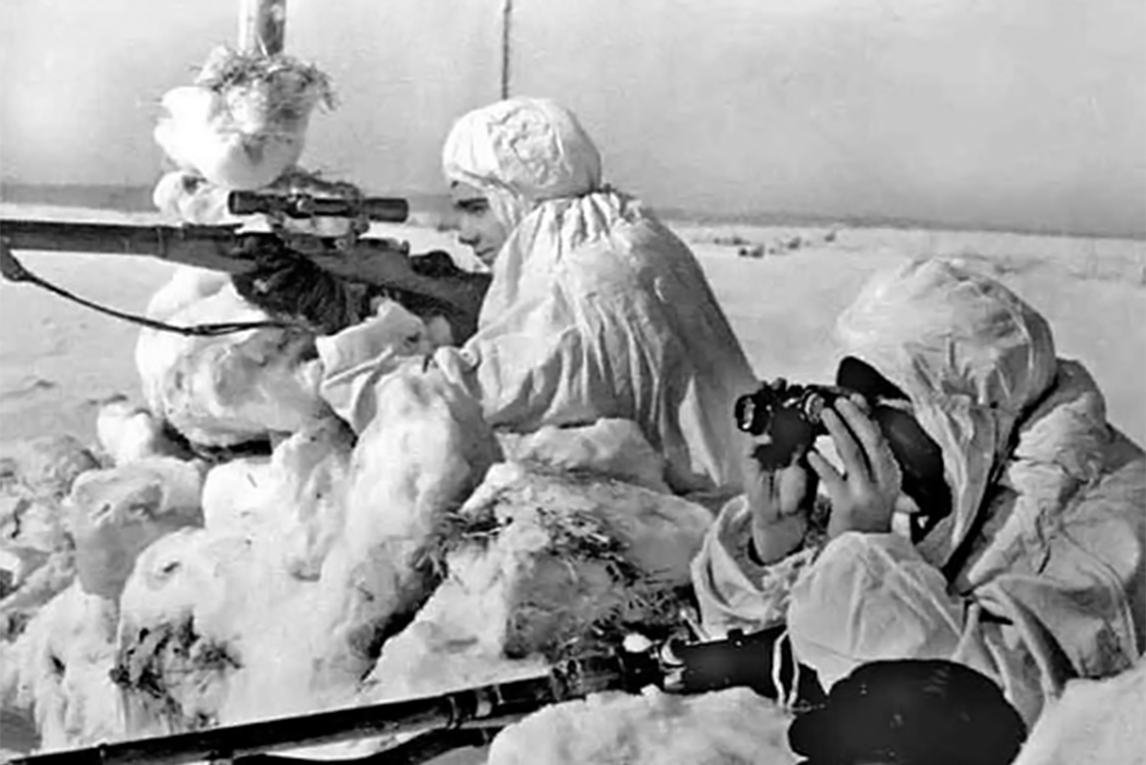 Десантники, вооруженные винтовками с оптическими прицелами, в засаде на снегу ожидают появления фашистов