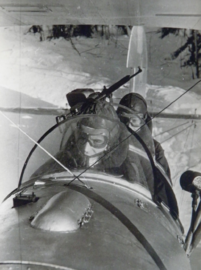 Экипаж легкомоторного самолета У-2 вылетает за линию фронта. Западный фронт, зима 1941-1942 гг.