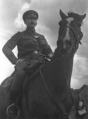 Генерал П.А. Белов верхом на любимом коне