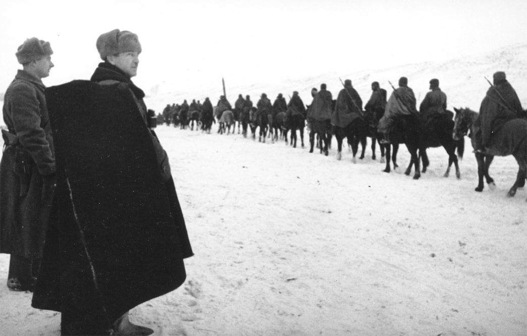 Павел Андреевич Белов наблюдает за походным строем своего корпуса