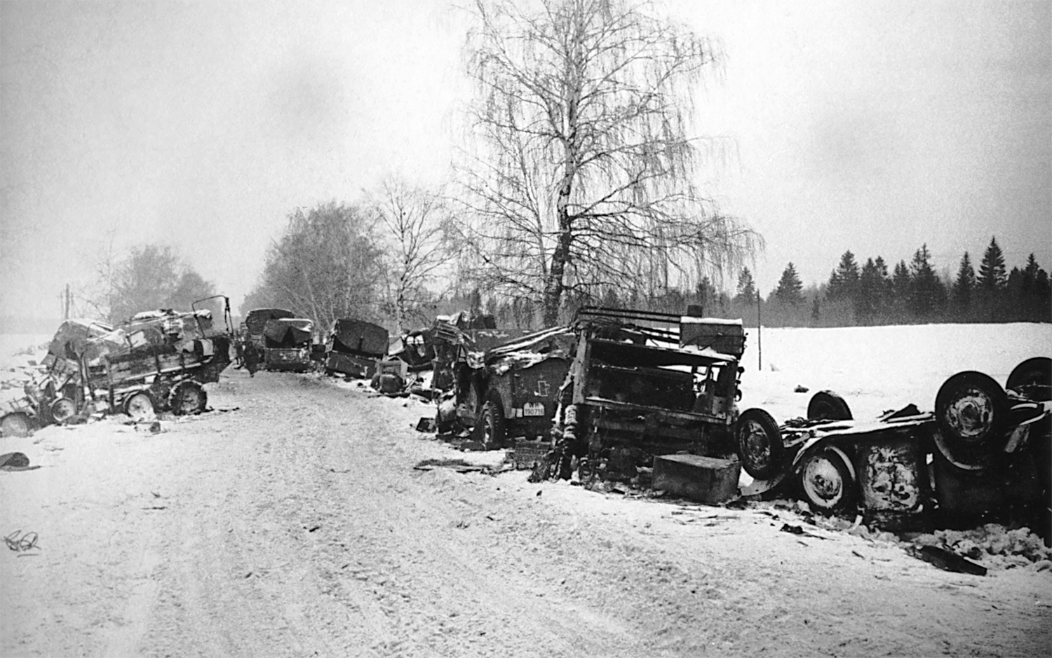 Разбитые в ходе советского контрнаступления немецкие автомашины. Декабрь 1941 г.