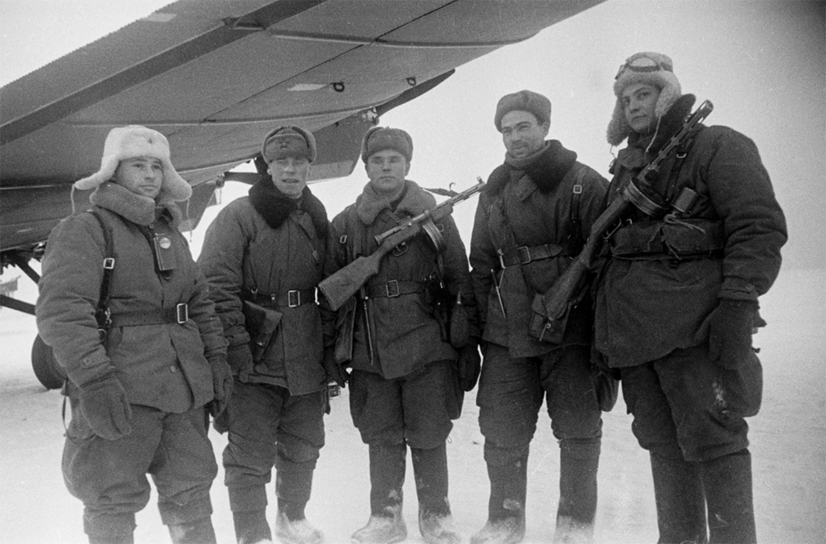 Пятеро десантников 8-й бригады под крылом ТБ-3 в ожидании погрузки