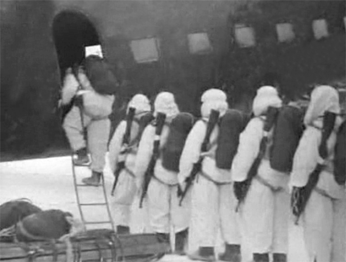Бойцы-десантники из группы МАГОН заходят на борт самолета ПС-84 для отправки на задание.