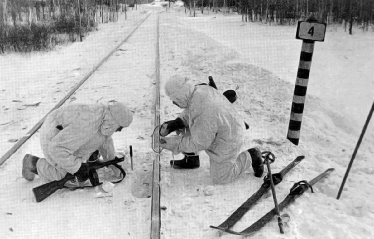 Наши саперы-подрывники готовят диверсию на железной дороге у Вязьмы, которую использовал враг для переброски резервов и продовольствия.