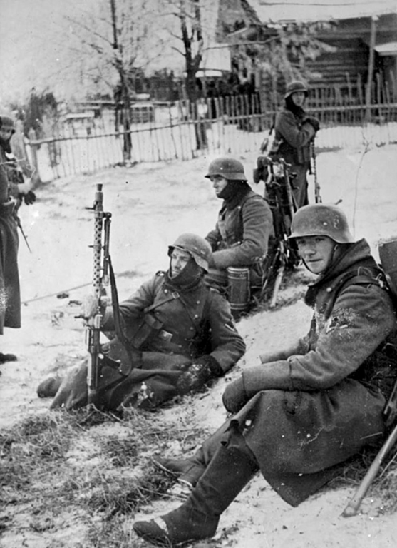 Немецкий отряд готовится к бою в окрестностях Юхнова. Зима 1941-1942 гг.
