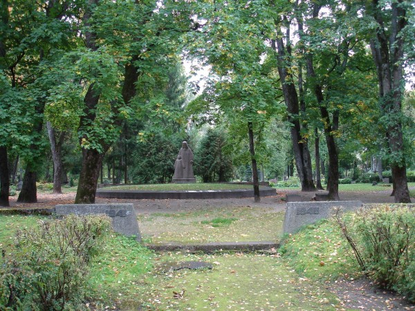 Советский воинский мемориал в городе Кулдига, Латвия. Фотография 2009 года