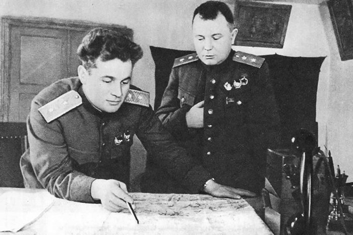 Герой Советского Союза Генерал армии Черняховский (слева)