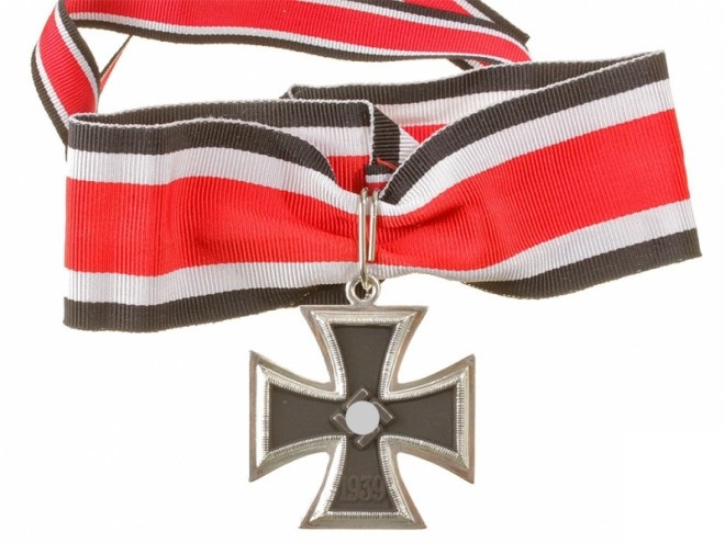 За что советского летчика наградил Гитлер?