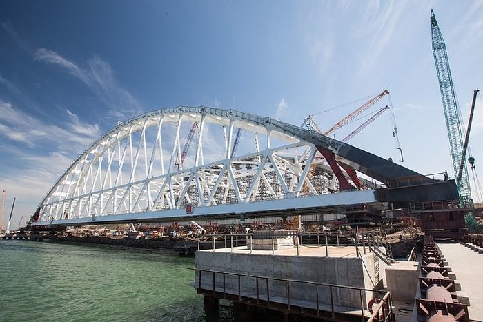 Когда был построен первый Крымский мост?