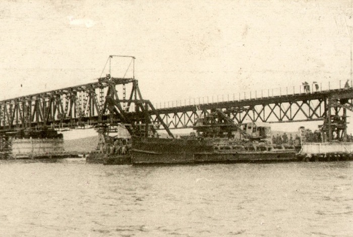 Когда был построен первый Крымский мост?
