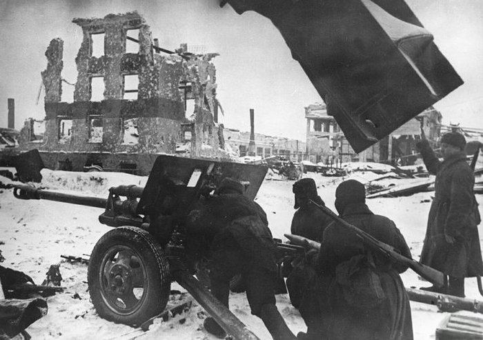 «Гитлеру было плевать на камни Сталинграда». Историк – о том, кто и почему обрек на смерть армию Паулюса