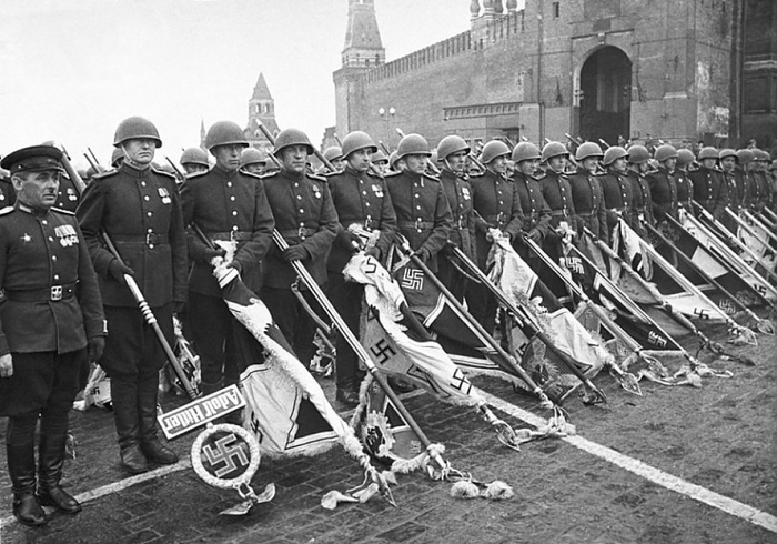 Сколько было парадов Победы в 1945 году?