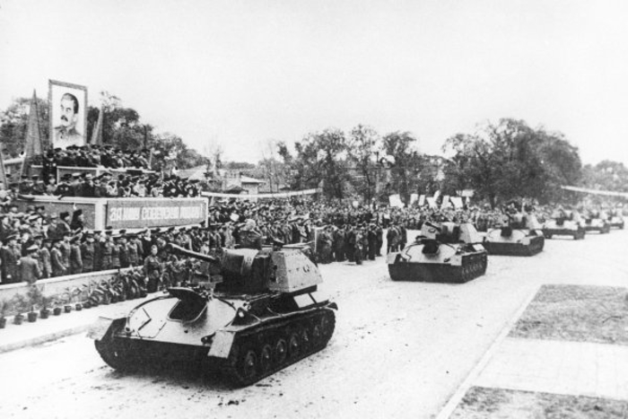 Сколько было парадов Победы в 1945 году?