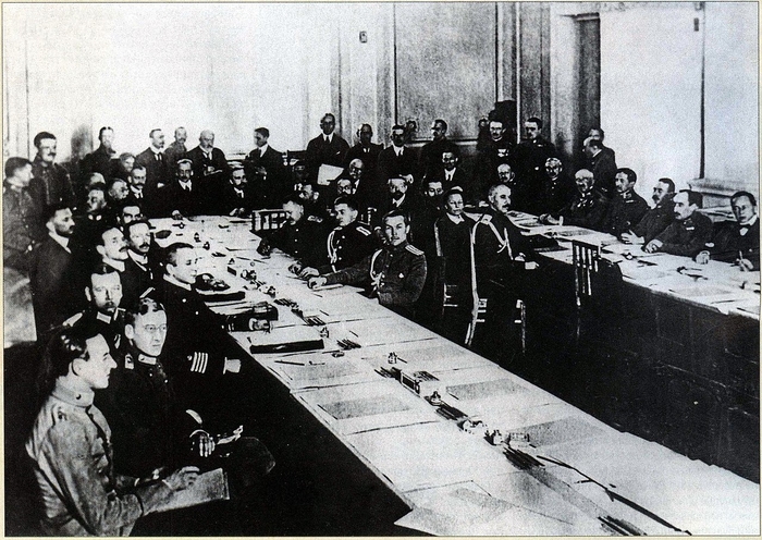 Заседание делегаций на переговорах в Бресте.