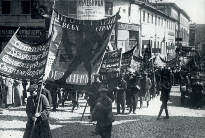  Участники первомайской демонстрации 1918 года перед началом манифестации на Тверской улице.