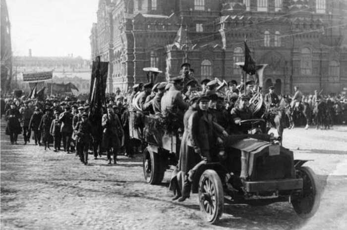  Рабочие в сопровождении оркестра на грузовом автомобиле входят на Красную площадь, 1 мая 1918 года. 