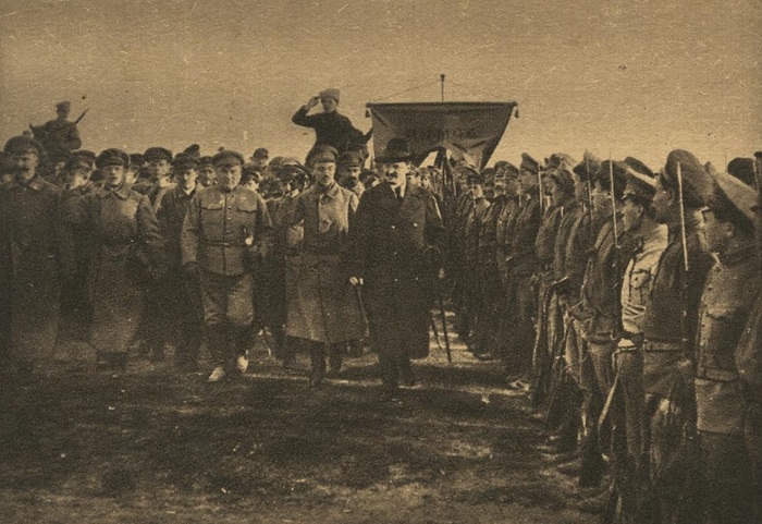  Нарком по военным делам Лев Троцкий обходит строй красноармейцев перед началом прохождения войск.