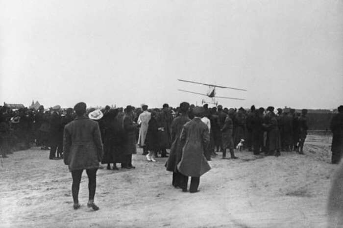 Авиация Московского военного округа завершает первый парад РККА на Ходынском поле, 1 мая 1918 года.
