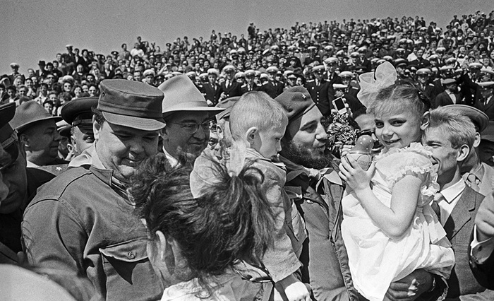 Телогрейка и медведь для команданте: как прошел первый визит Фиделя Кастро в СССР