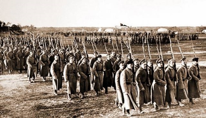  Красноармейцы во время прохождения парадным маршем на Ходынском поле. 