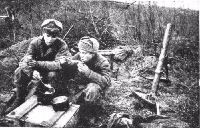Война войной, а обед по расписанию: что ел советский солдат