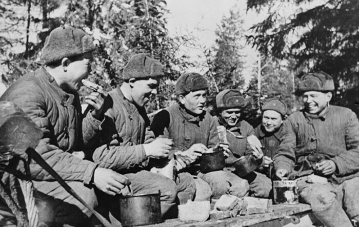 Война войной, а обед по расписанию: что ел советский солдат