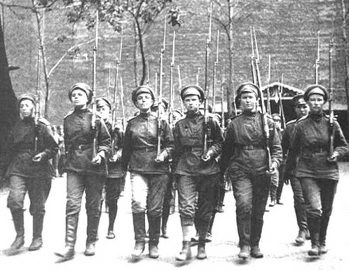 Бойцы женского батальона на строевых занятиях, лето 1917 года.