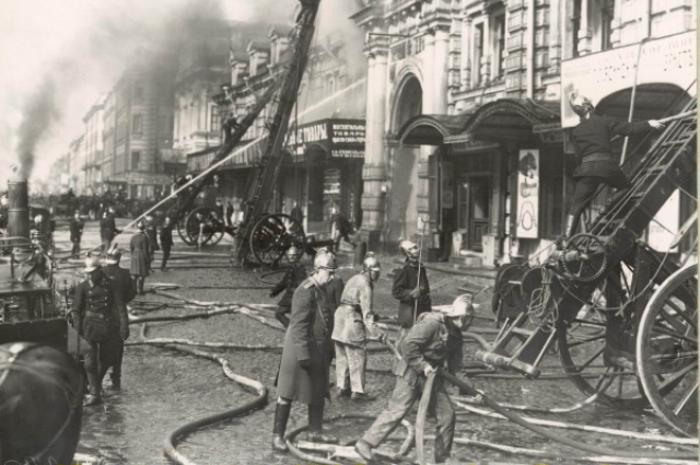 Санкт-петербургские пожарные во время тушения возгорания в центре города. Фотография Карла Буллы, 1914 год