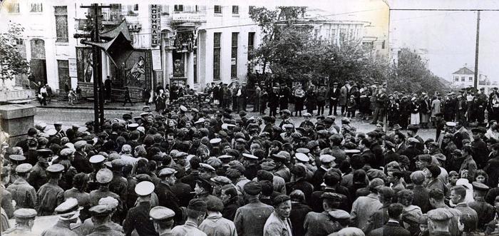 Советские люди слушают правительственное заявление о начале войны 22 июня 1941 года.