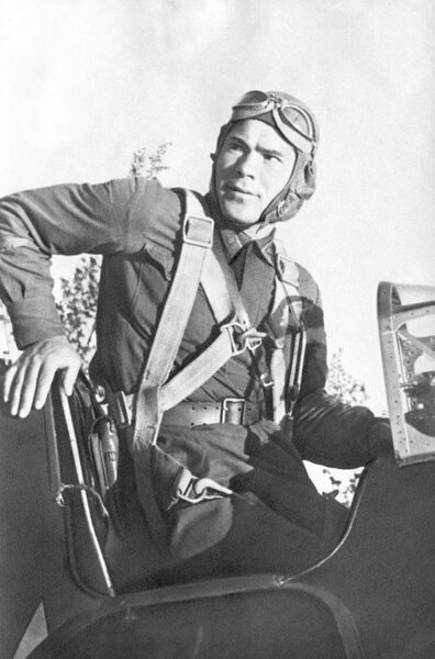 Младший лейтенант Петр Харитонов в кабине своего истребителя И-16, осень 1941 года.