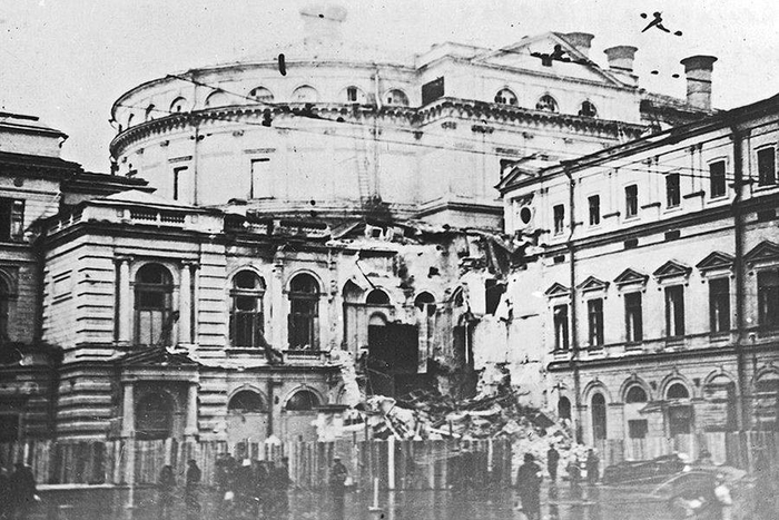 Театр после попадания бомбы. Сентябрь 1941 года