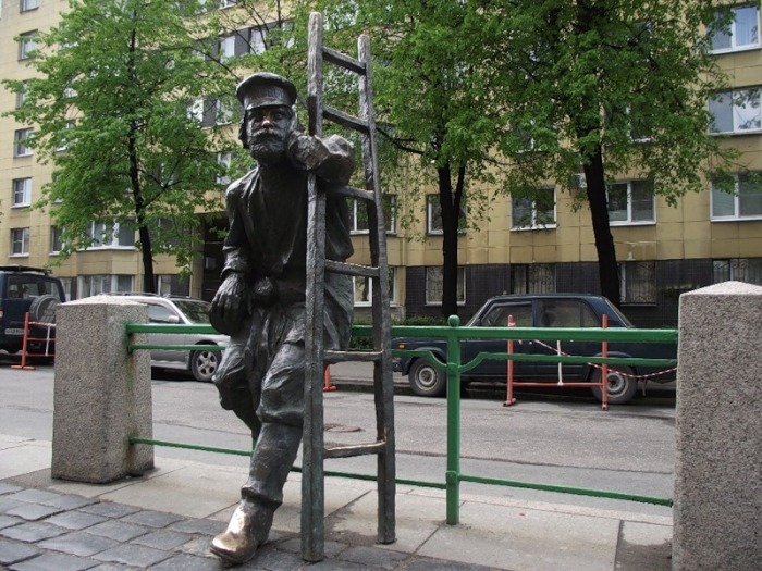 Памятник фонарщику в Санкт-Петербурге.