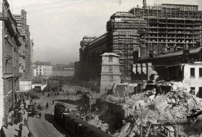 Вид на строительные работы на Охотном ряду летом 1935 года