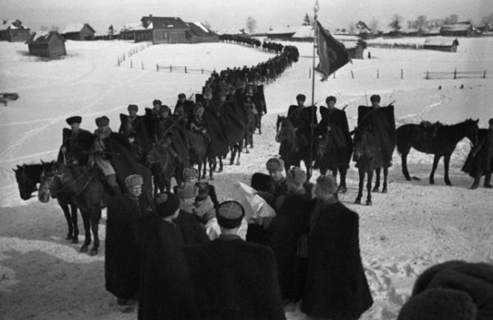 Советские кавалеристы под Москвой.