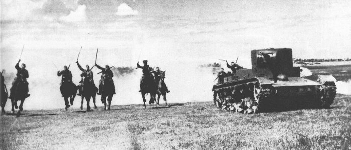 Атака кавалерии при поддержке танков.