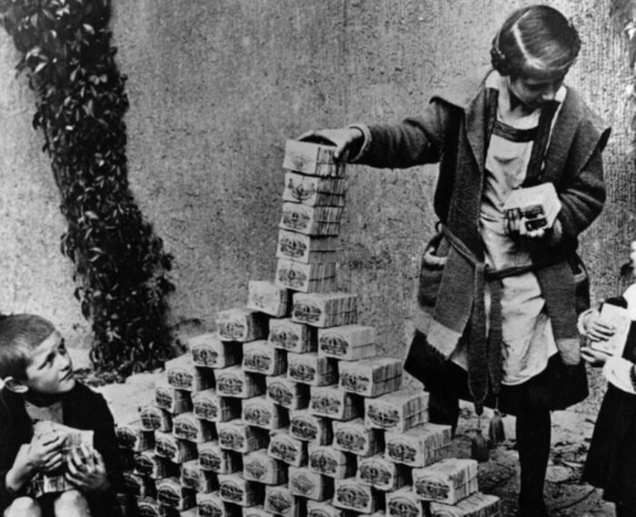 Инфляция в Германии была такой, что дети играли пачками денег.