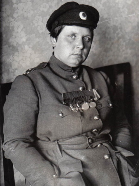 Поручик Мария Бочкарева, командир первого в истории России командир женского батальона, после Октябрьской революции. Фотография 1918 года