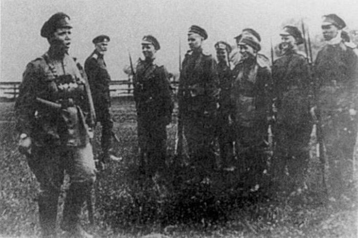 Командир женского батальона прапорщик Мария Бочкарева (крайняя слева) перед строем своих подчиненных. Западный фронт, лето 1917 года