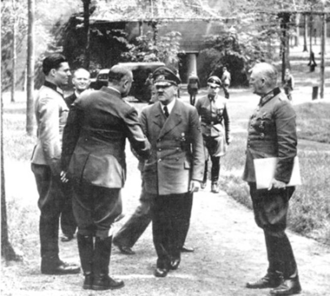 За пять дней до покушения на Гитлера полковник Штауффенберг (крайний слева) случайно встретился с фюрером возле ставки «Волчье логово»
