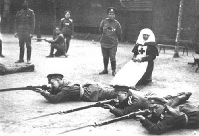 Командир женского батальона прапорщик Мария Бочкарева (вторая справа на заднем плане) наблюдает за стрелковой подготовкой своих подчиненных.