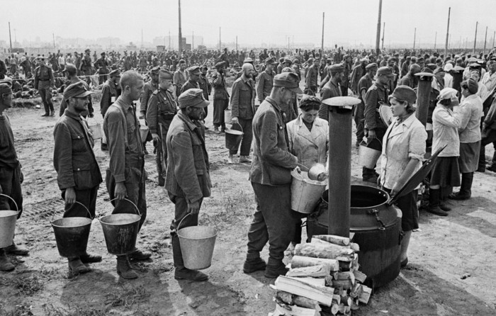 Немецкие военнопленные, собранные на Ходынском поле перед «парадом побежденных», в очереди за усиленным пайком