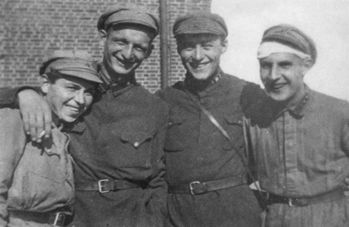 Вильям Фишер (второй слева) среди сослуживцев по 1-му радиотехническому полку Московского гарнизона, лето 1926 года